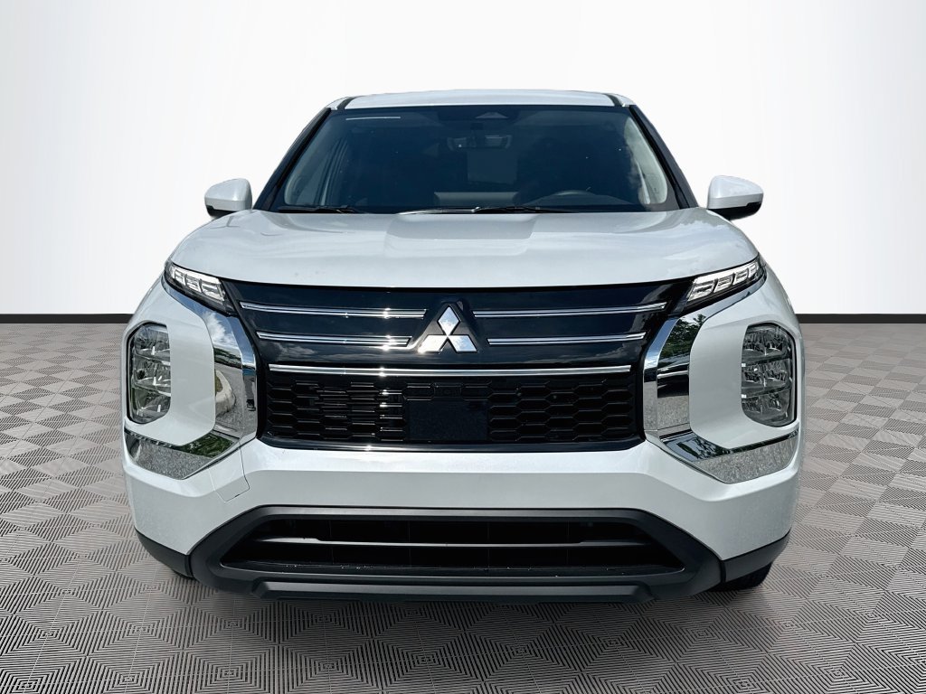 New 2026 Mitsubishi Outlander ES FWD image 2