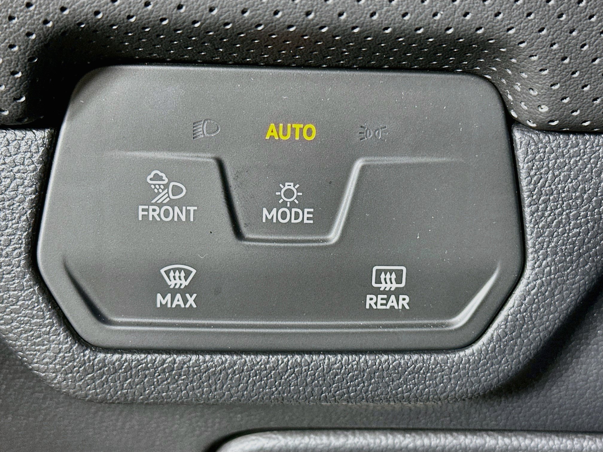 Used 2025 Volkswagen Atlas Cross Sport SE AWD/4WD image 17