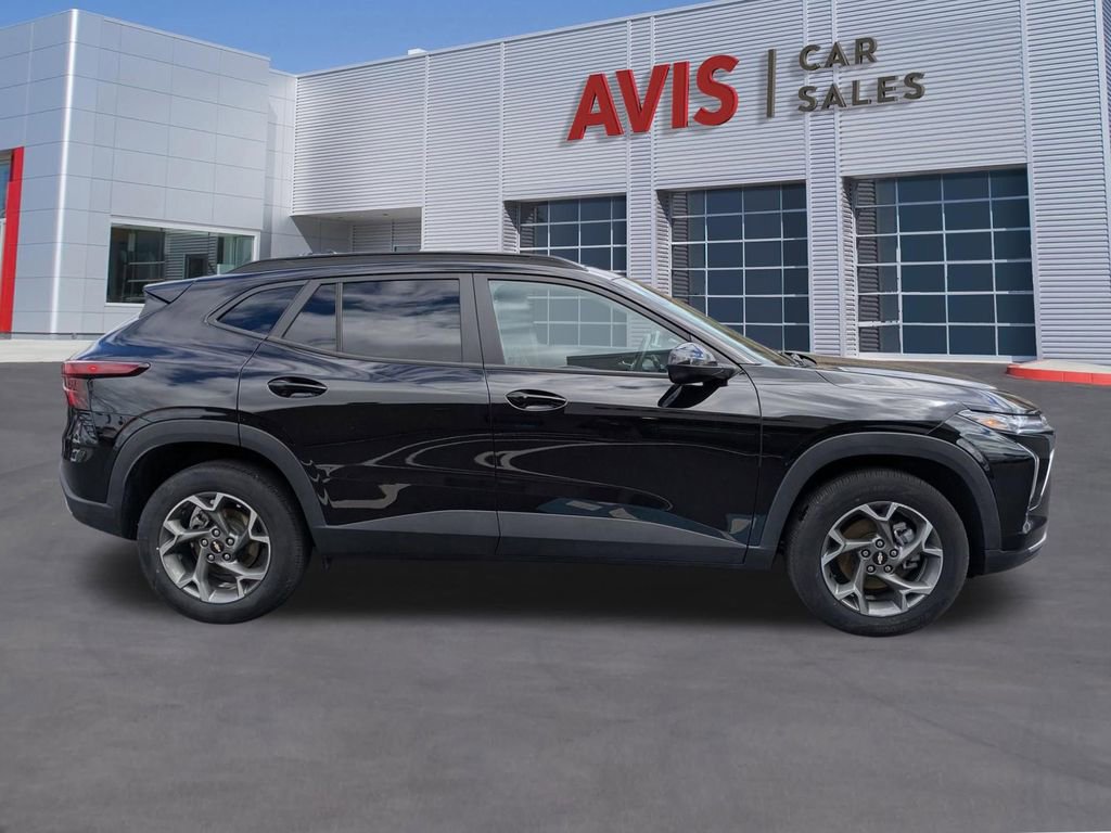 Used 2025 Chevrolet Trax LT w/ LT Convenience Package image 5