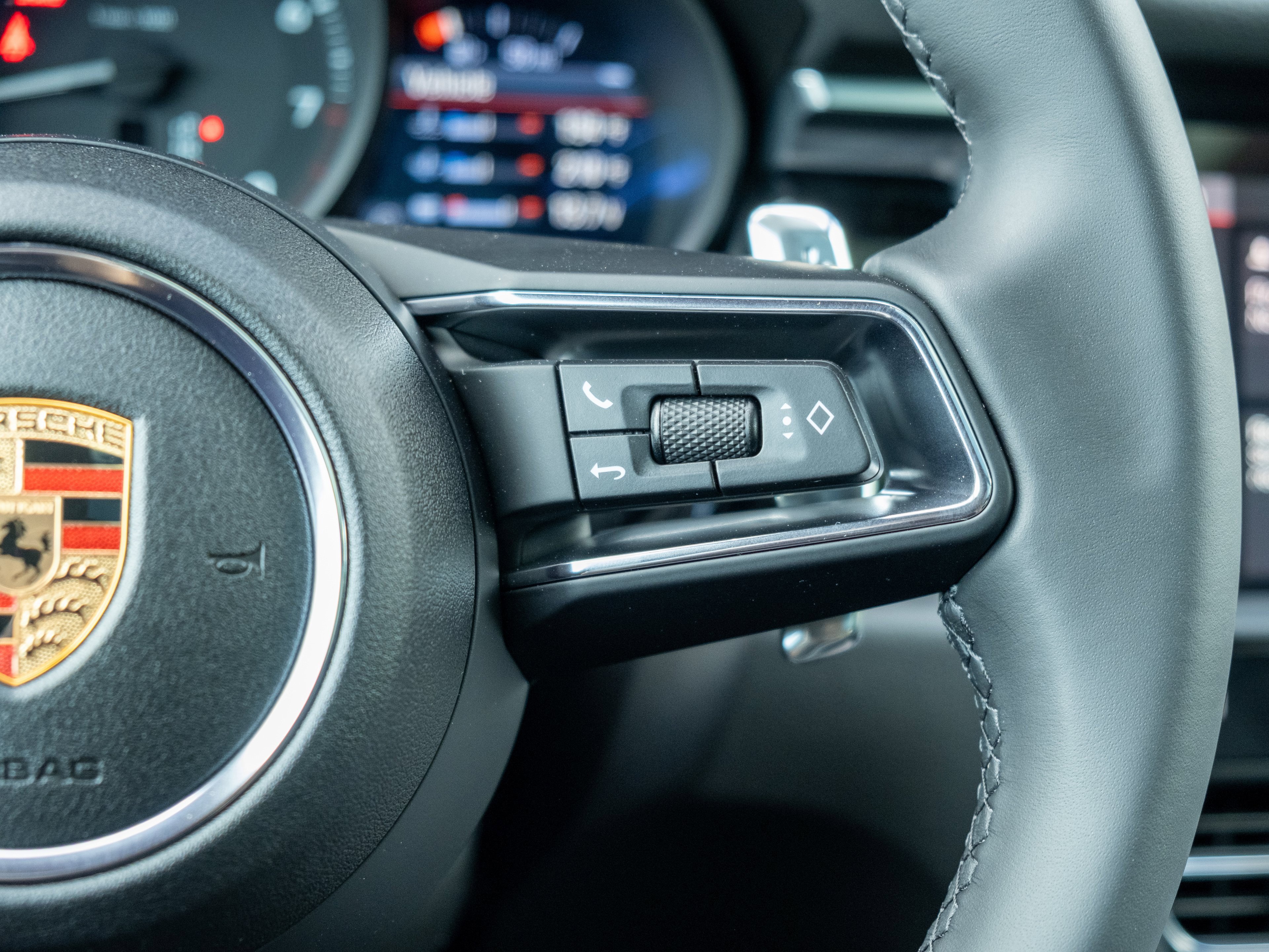 Certified 2025 Porsche Macan image 25