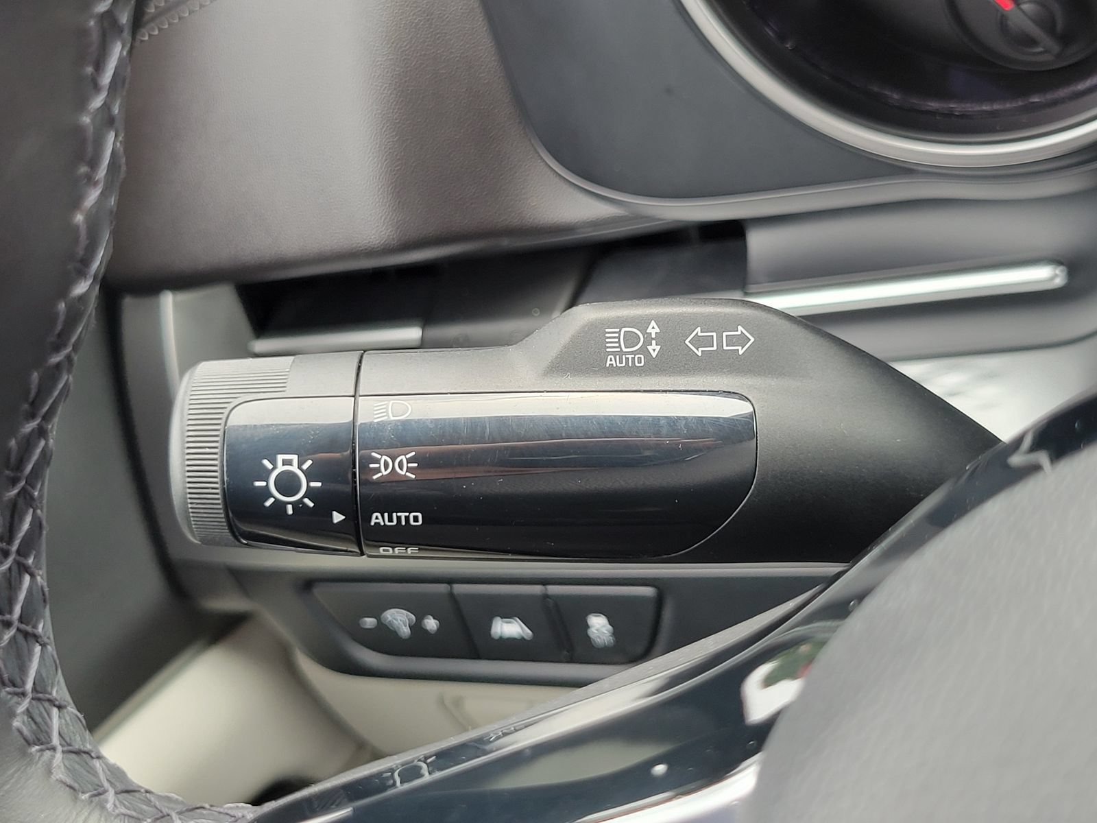 Certified 2023 Kia Carnival LX FWD image 17