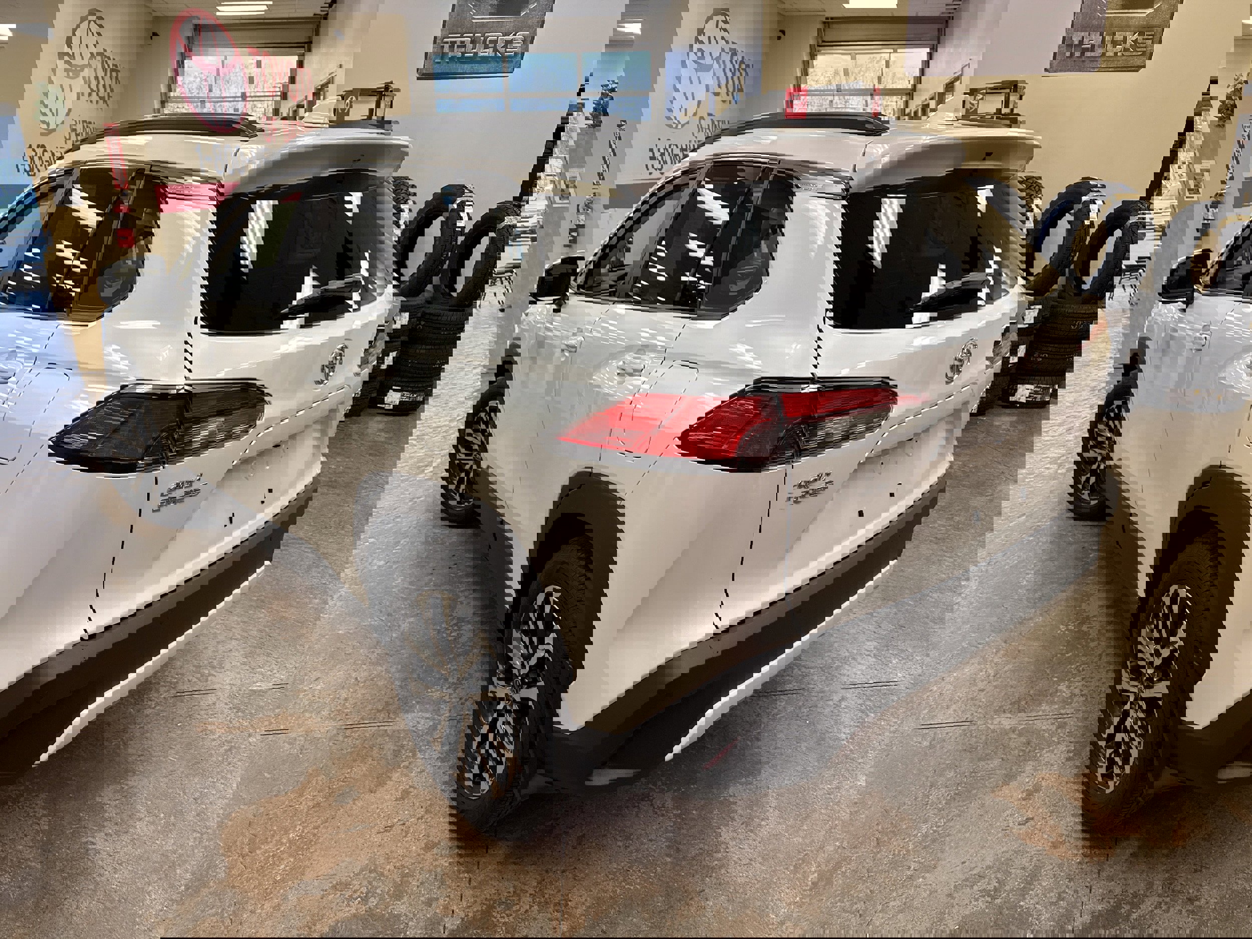 Used 2024 Toyota Corolla Cross XLE w/ Convenience Package image 10