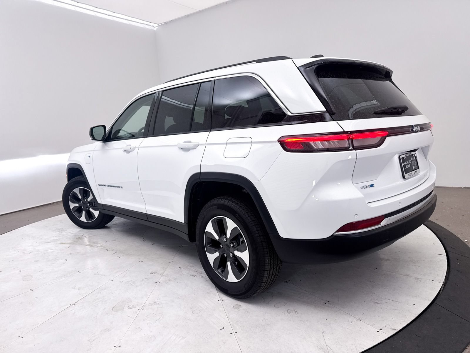 Used 2023 Jeep Grand Cherokee 4WD 4xe image 2