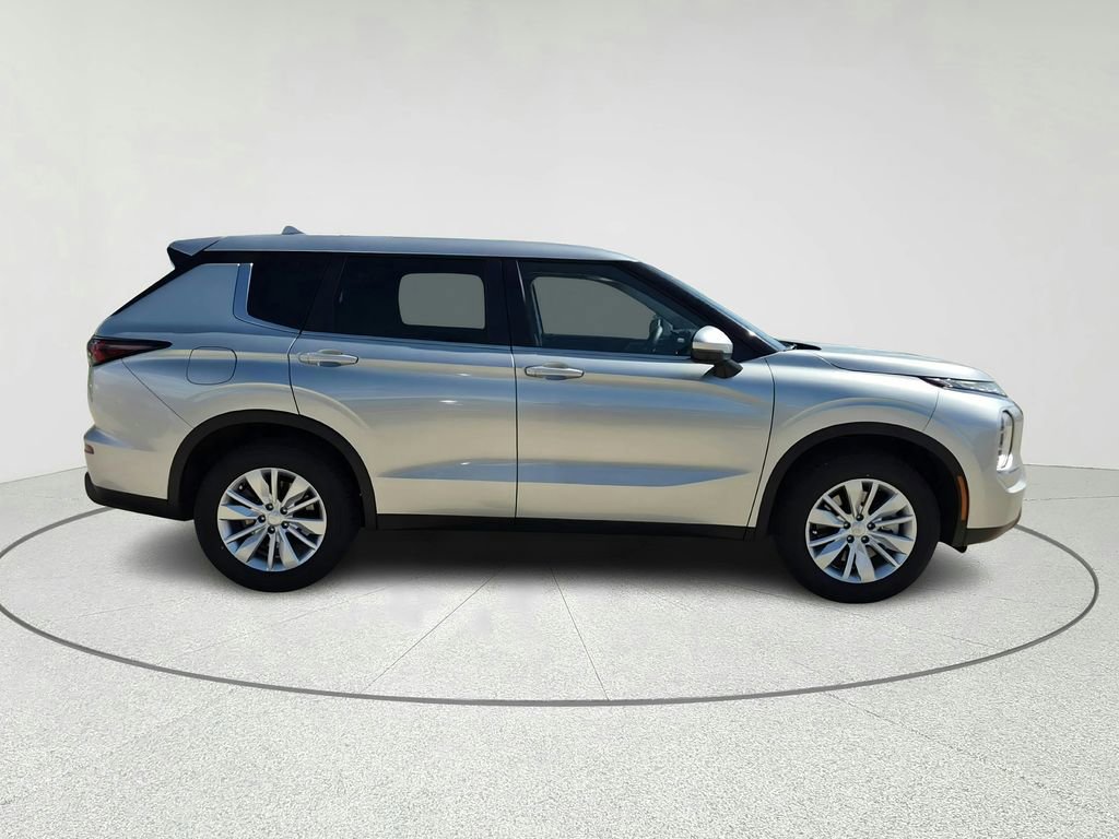Used 2025 Mitsubishi Outlander ES image 4