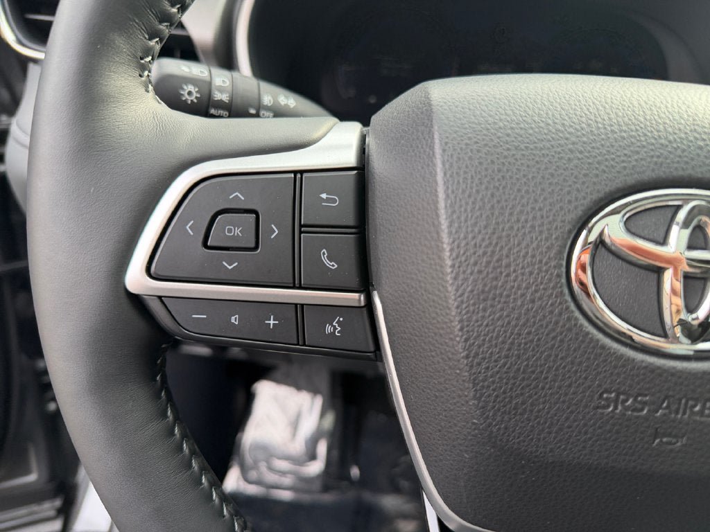 Used 2025 Toyota Highlander Limited AWD/4WD image 15