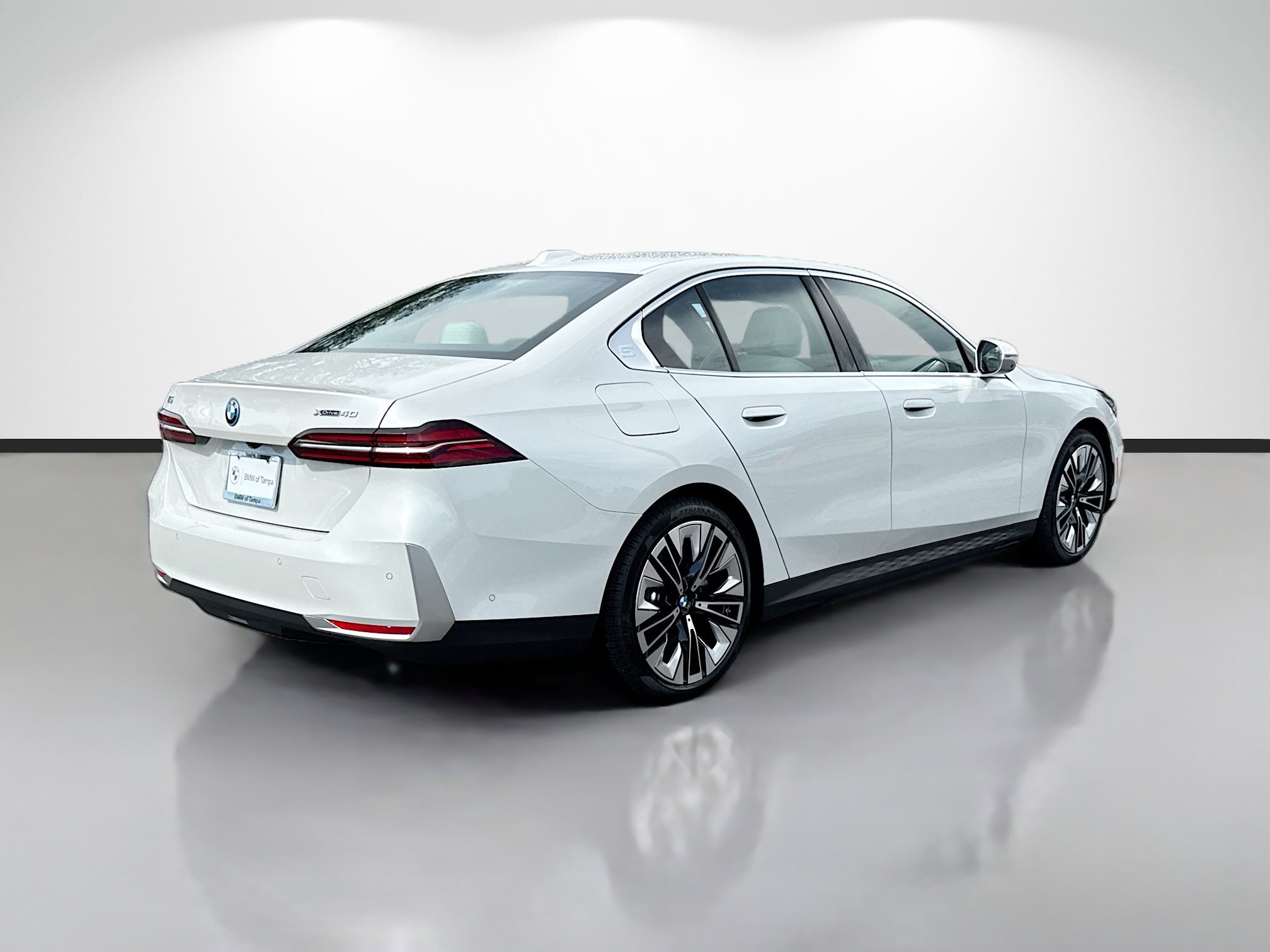 New 2027 BMW i5 xDrive40 AWD/4WD image 3