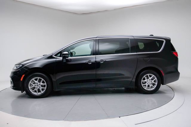 Used 2025 Chrysler Pacifica Select FWD image 2