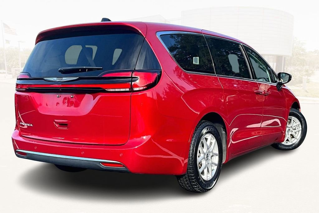 Used 2024 Chrysler Pacifica Touring-L image 6
