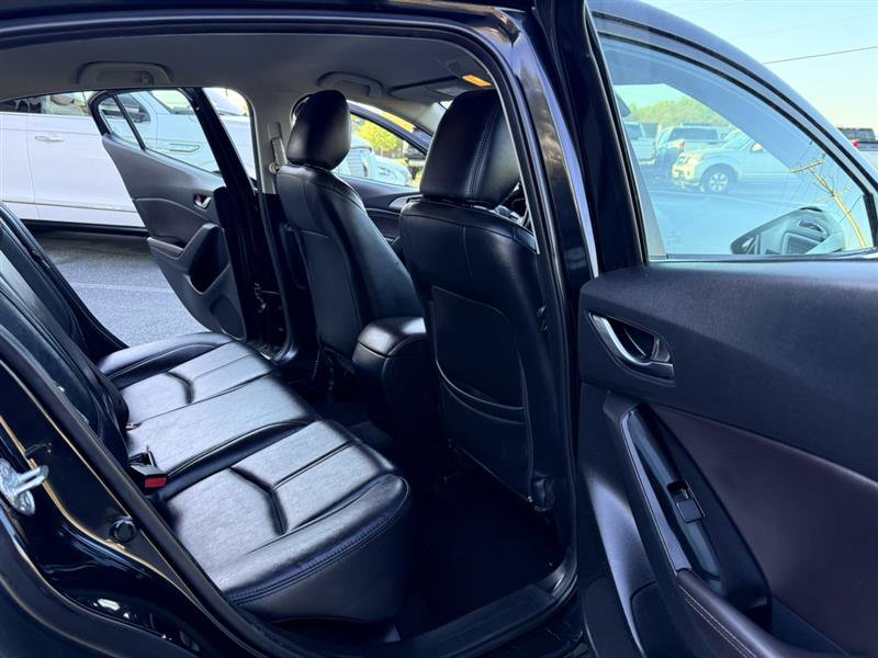 Used 2018 MAZDA MAZDA3 Touring FWD image 14