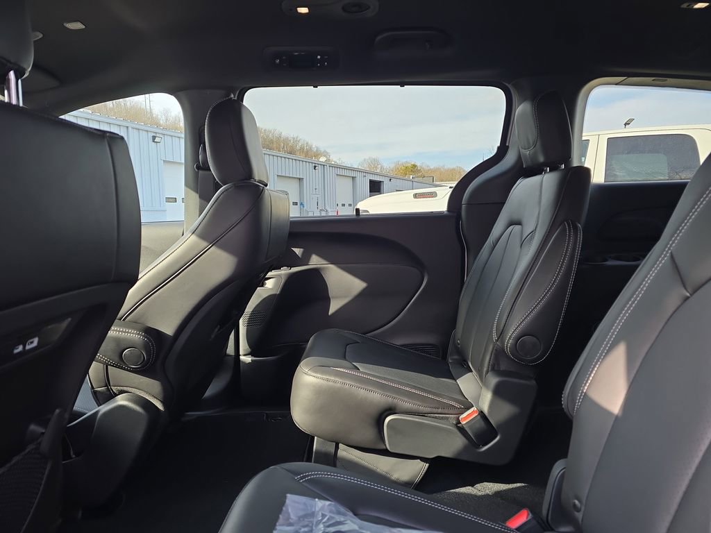 New 2026 Chrysler Pacifica Select w/ S Appearance Package image 25