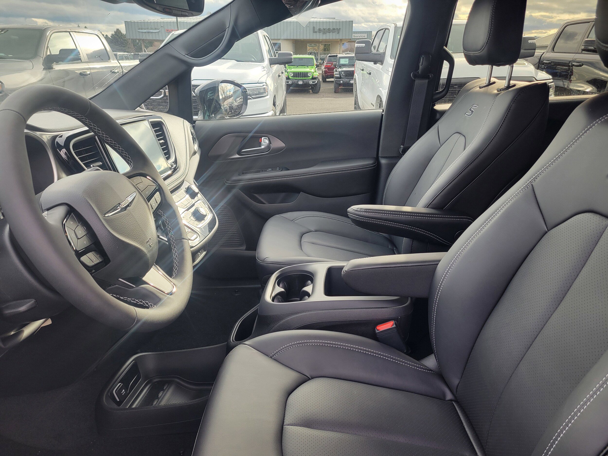 New 2026 Chrysler Pacifica Select w/ S Appearance Package image 6