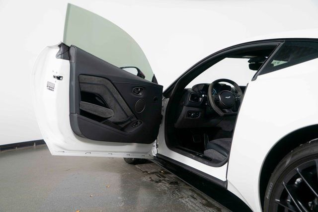 Used 2022 Aston Martin V8 Vantage Coupe image 14