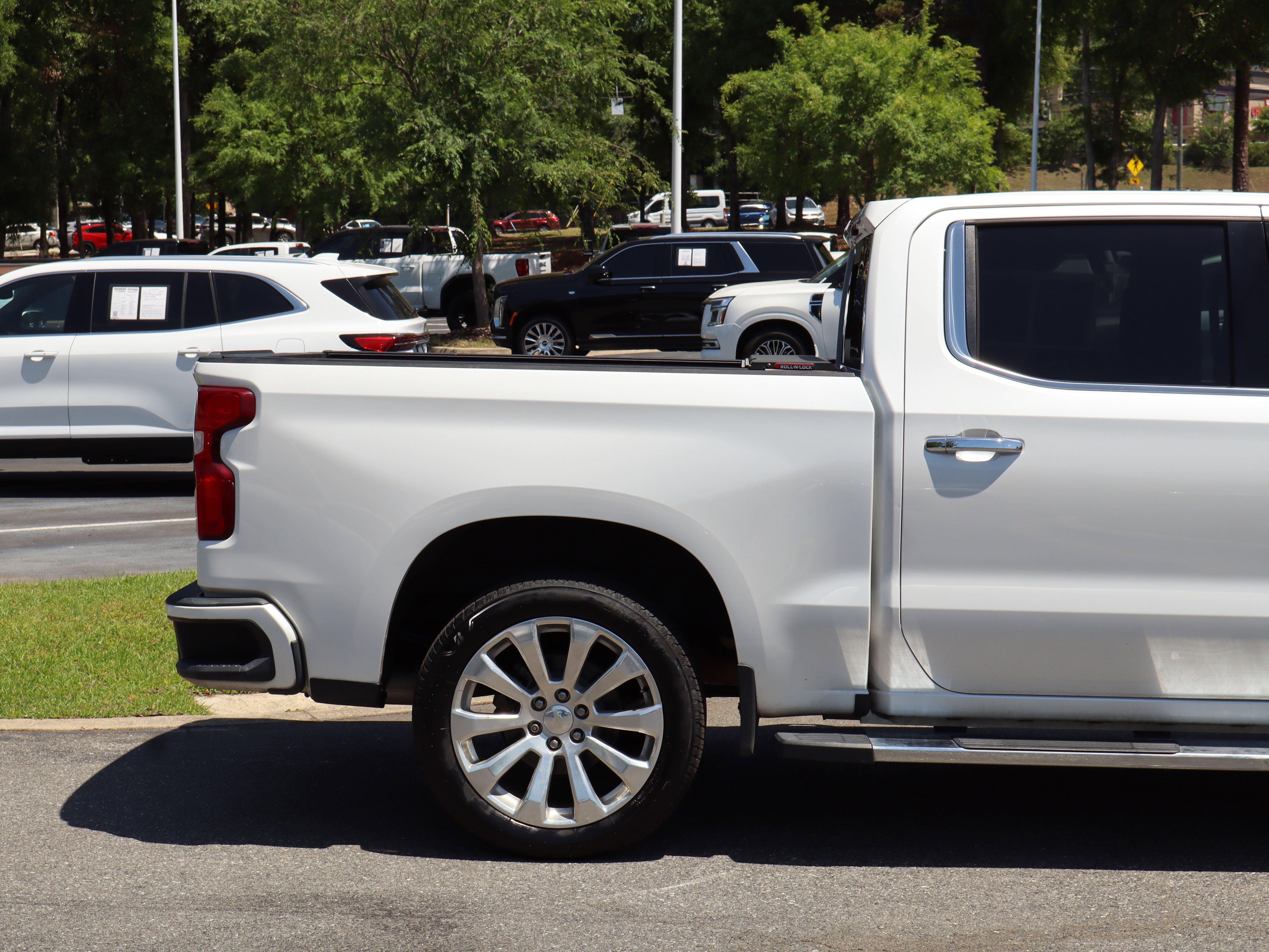 Used 2019 Chevrolet Silverado 1500 High Country w/ Technology Package AWD/4WD image 10