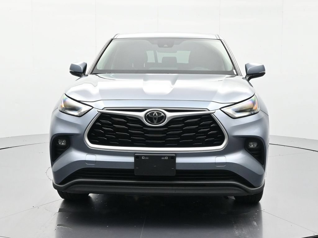 Used 2023 Toyota Highlander LE AWD/4WD image 2