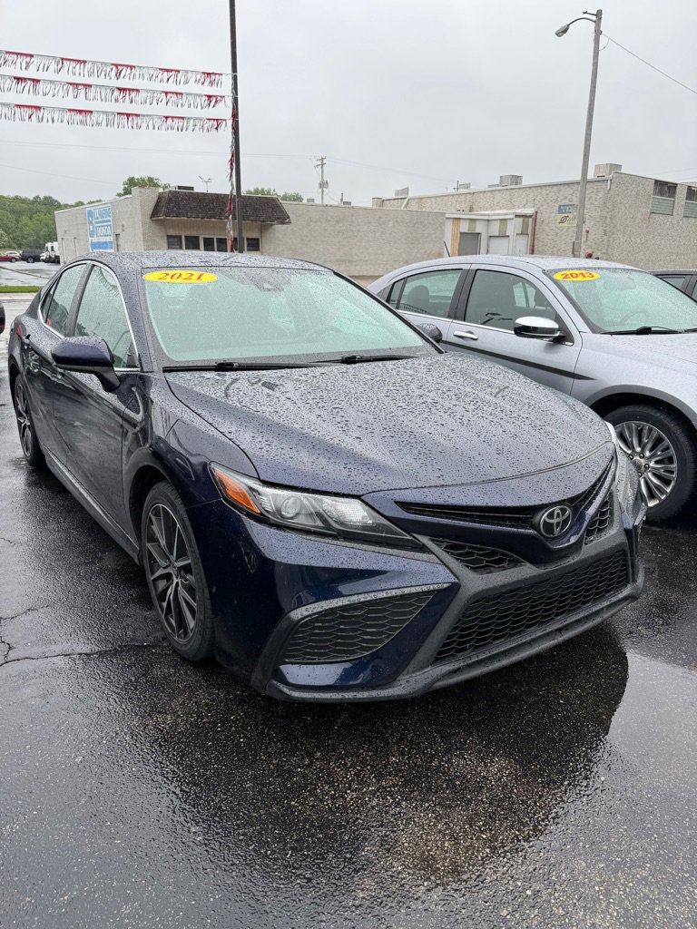 Used 2021 Toyota Camry SE FWD image 1