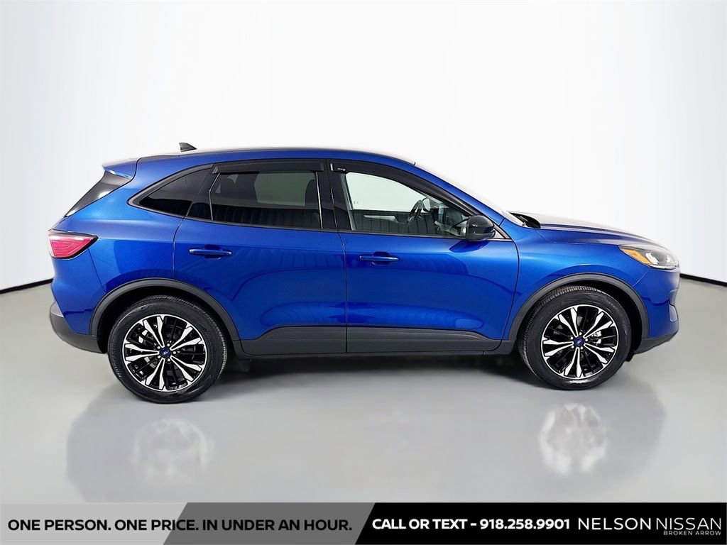 Used 2022 Ford Escape SE w/ SE Sport Appearance Package image 4