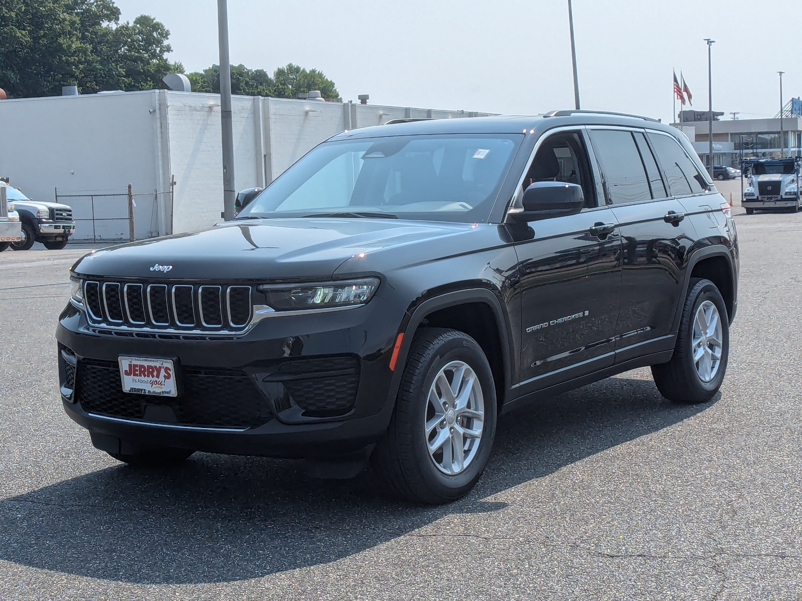 Used 2023 Jeep Grand Cherokee Laredo AWD/4WD image 4