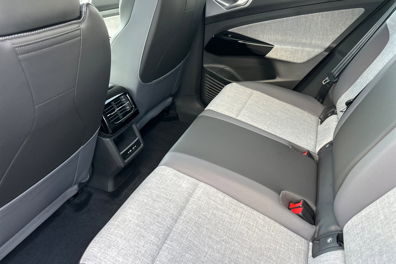 New 2025 Volkswagen ID.4 Pro image 12