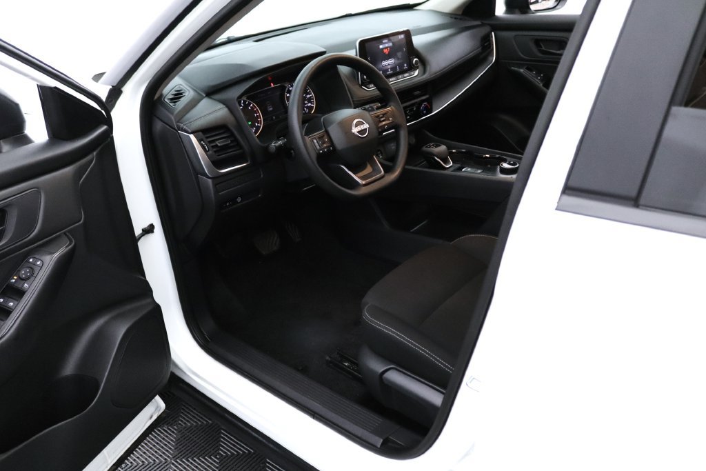 Used 2025 Nissan Rogue S AWD/4WD image 18