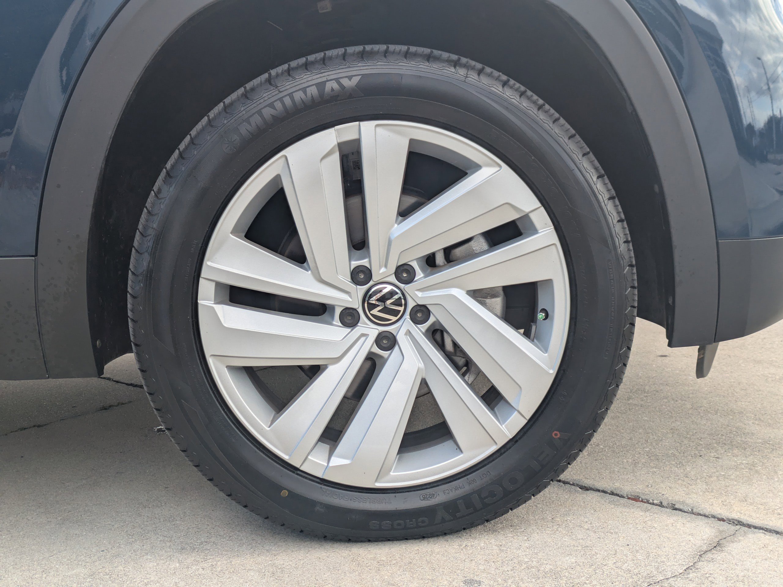 Used 2023 Volkswagen Atlas Cross Sport SE FWD image 11