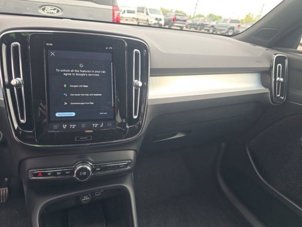 Used 2024 Volvo XC40 B5 Core AWD/4WD image 12