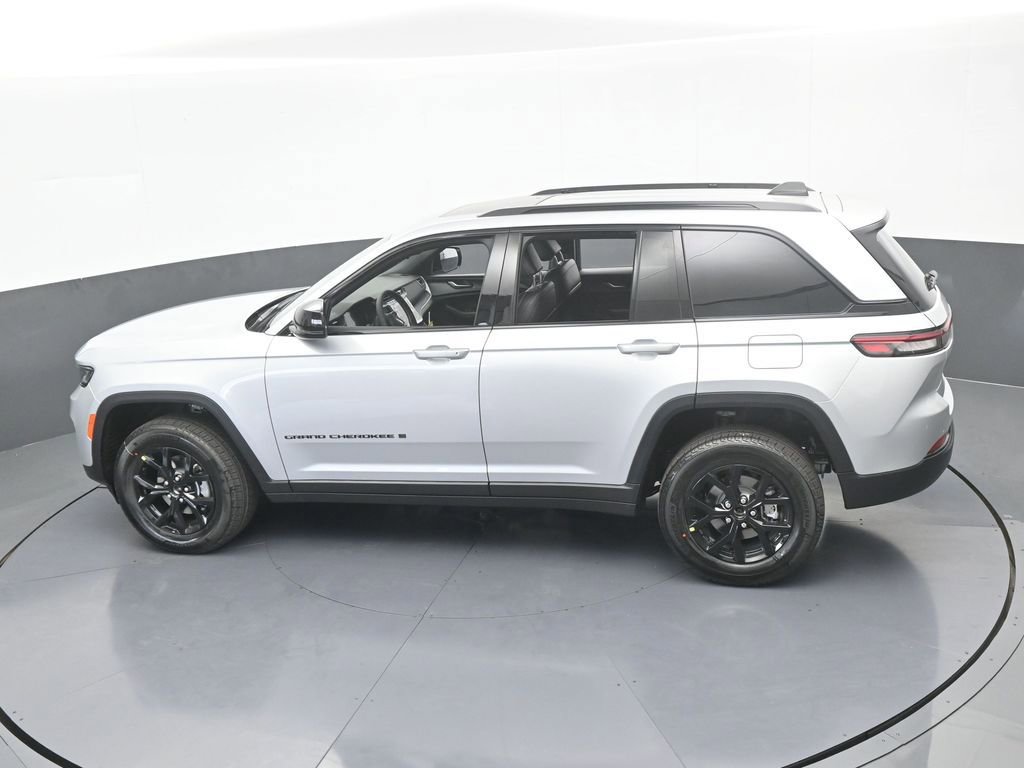 New 2025 Jeep Grand Cherokee Altitude image 42