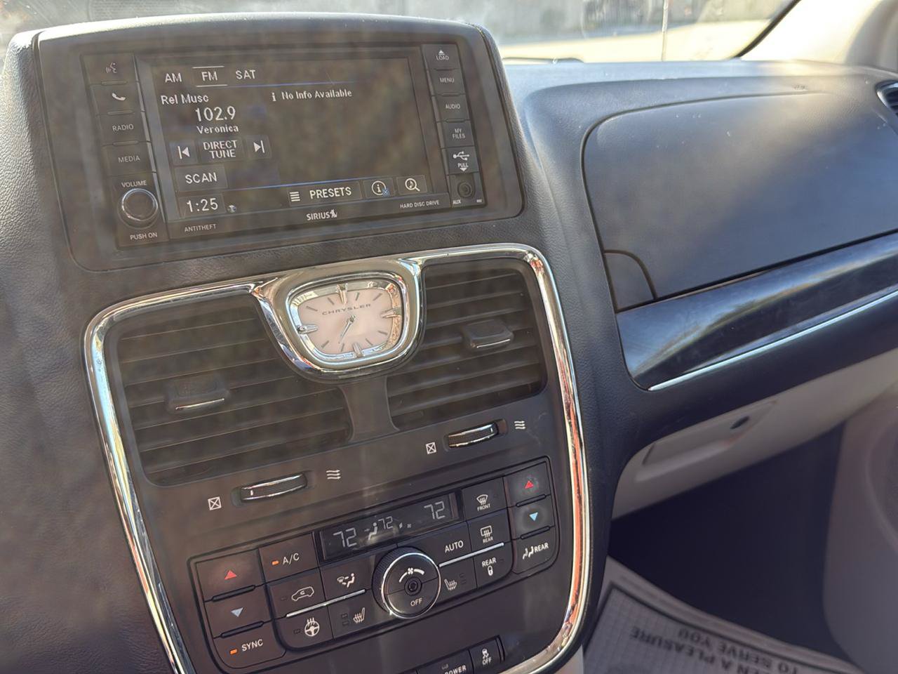 Used 2014 Chrysler Town & Country Touring-L FWD image 18