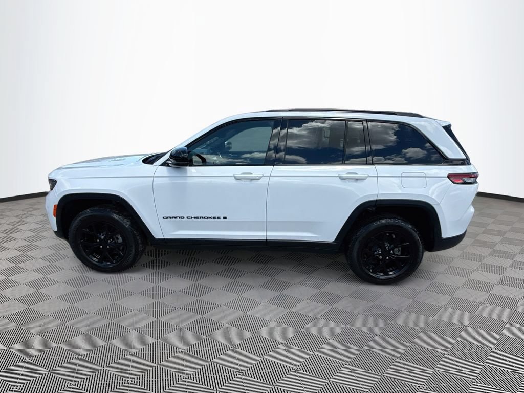 Used 2024 Jeep Grand Cherokee Altitude RWD image 9