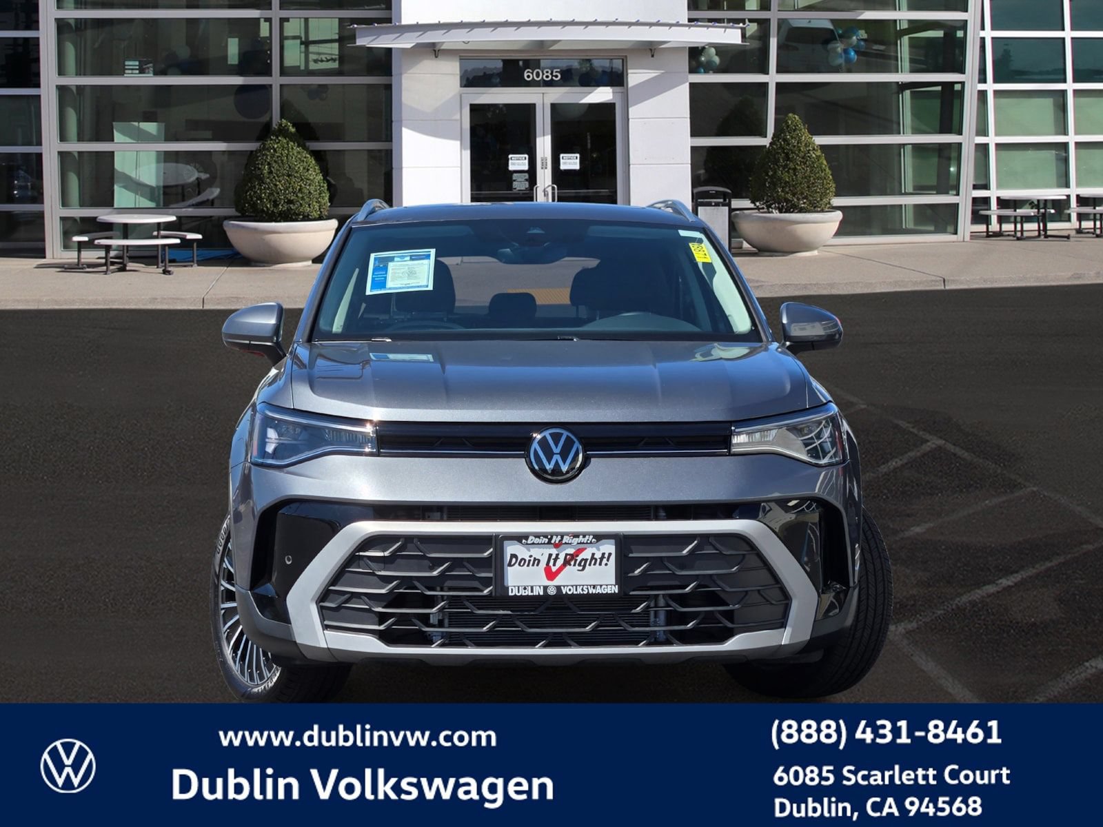 Certified 2025 Volkswagen Taos SE w/ Panoramic Sunroof Package FWD image 2