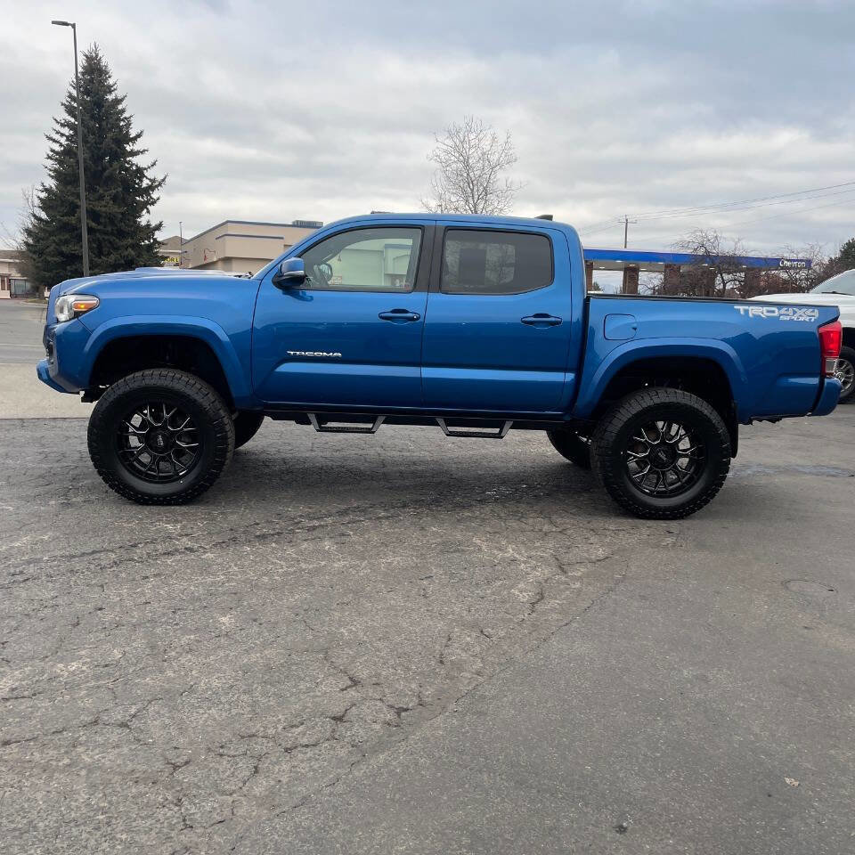 Used 2017 Toyota Tacoma TRD Sport image 2