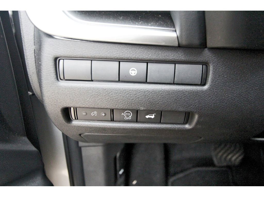 Used 2025 Nissan Rogue SV w/ SV Premium Package FWD image 17