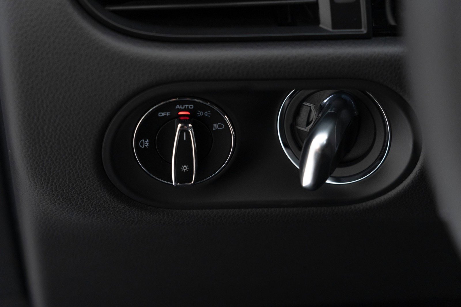 New 2025 Porsche Macan Turbo image 24