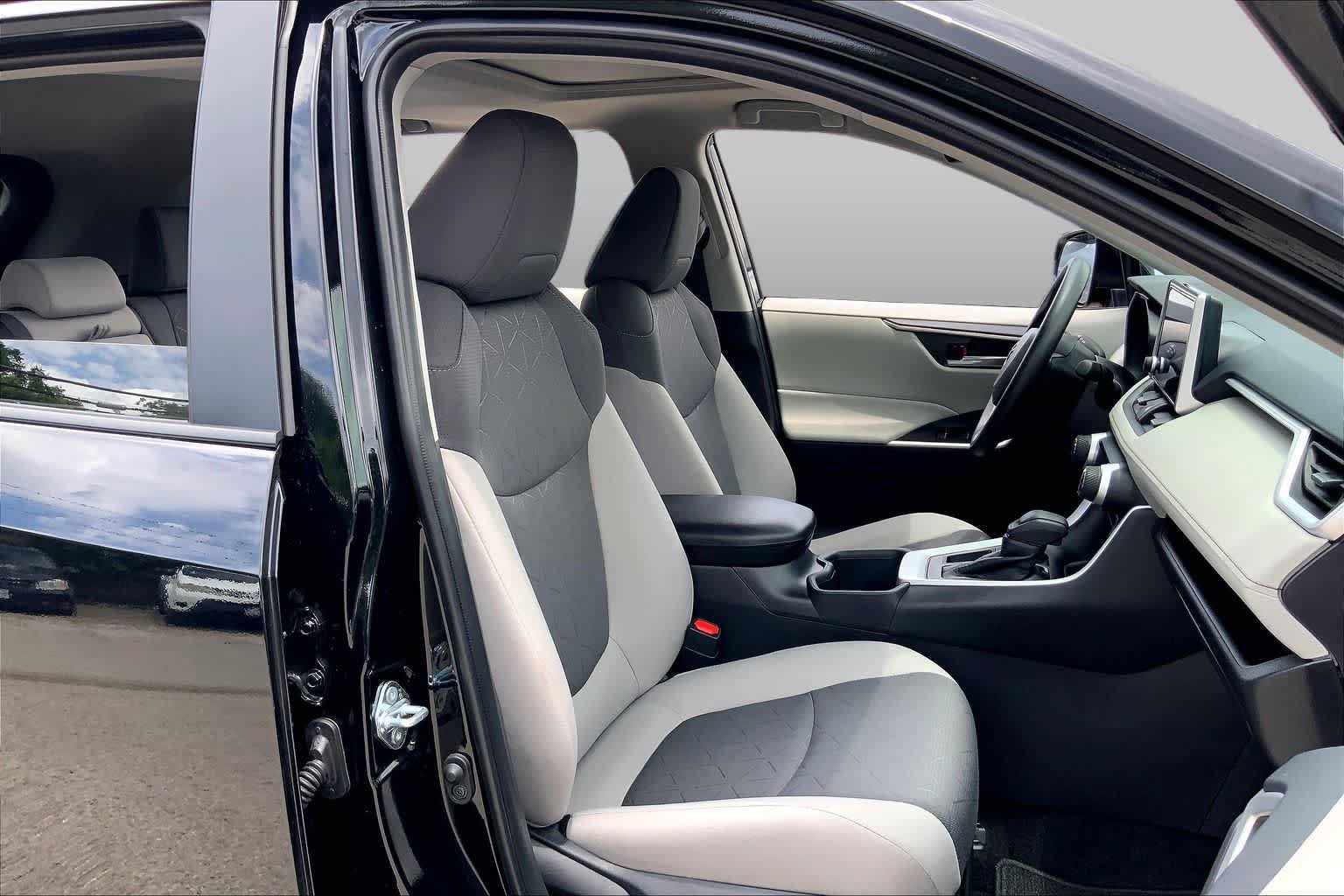 Used 2025 Toyota RAV4 XLE w/ Convenience Package FWD image 9