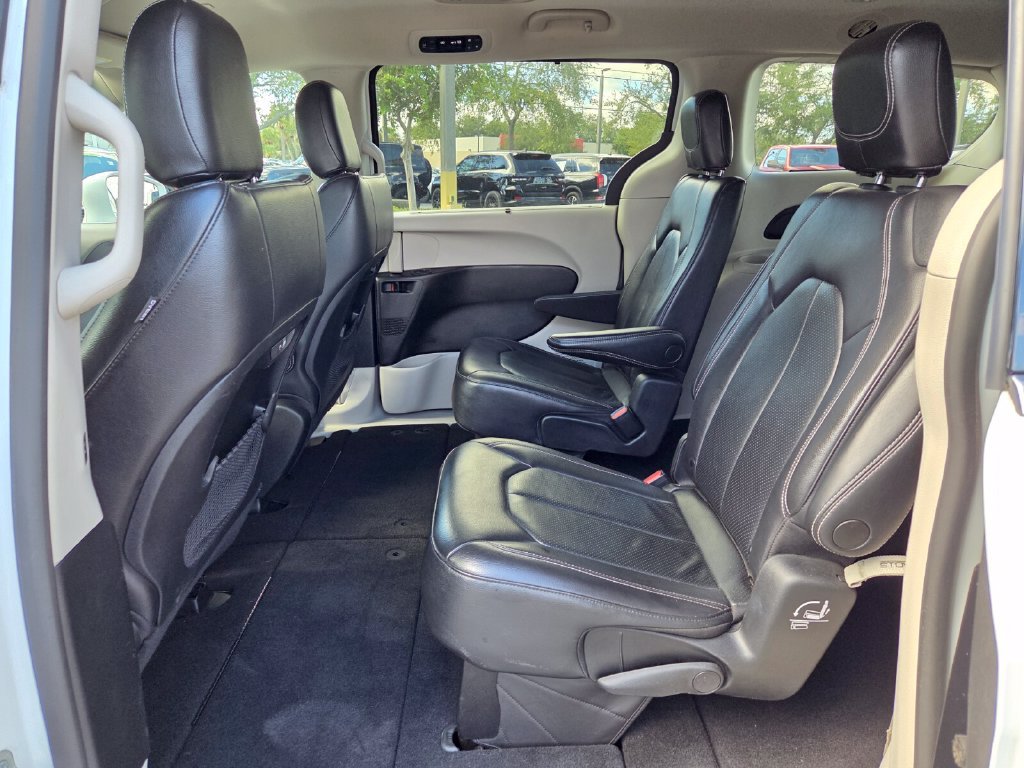 Used 2022 Chrysler Pacifica Touring-L FWD image 13