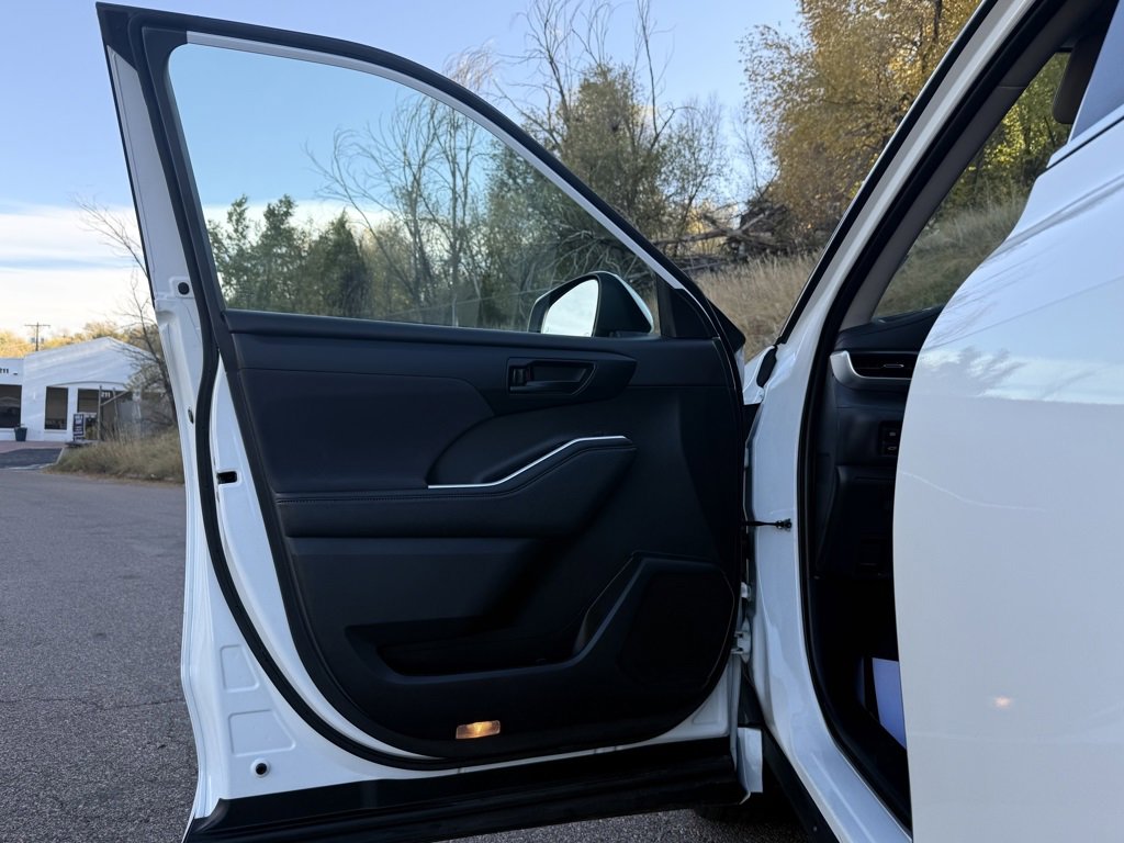 Used 2023 Toyota Highlander LE image 9