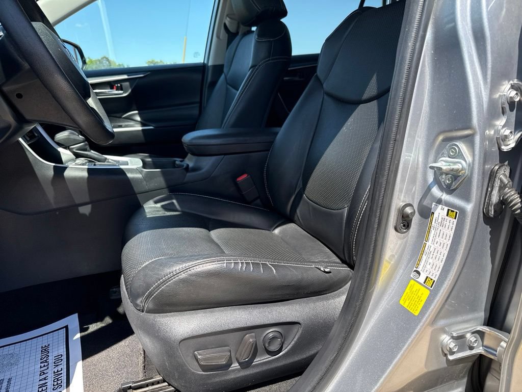 Used 2019 Toyota RAV4 XLE w/ Convenience Package FWD image 6