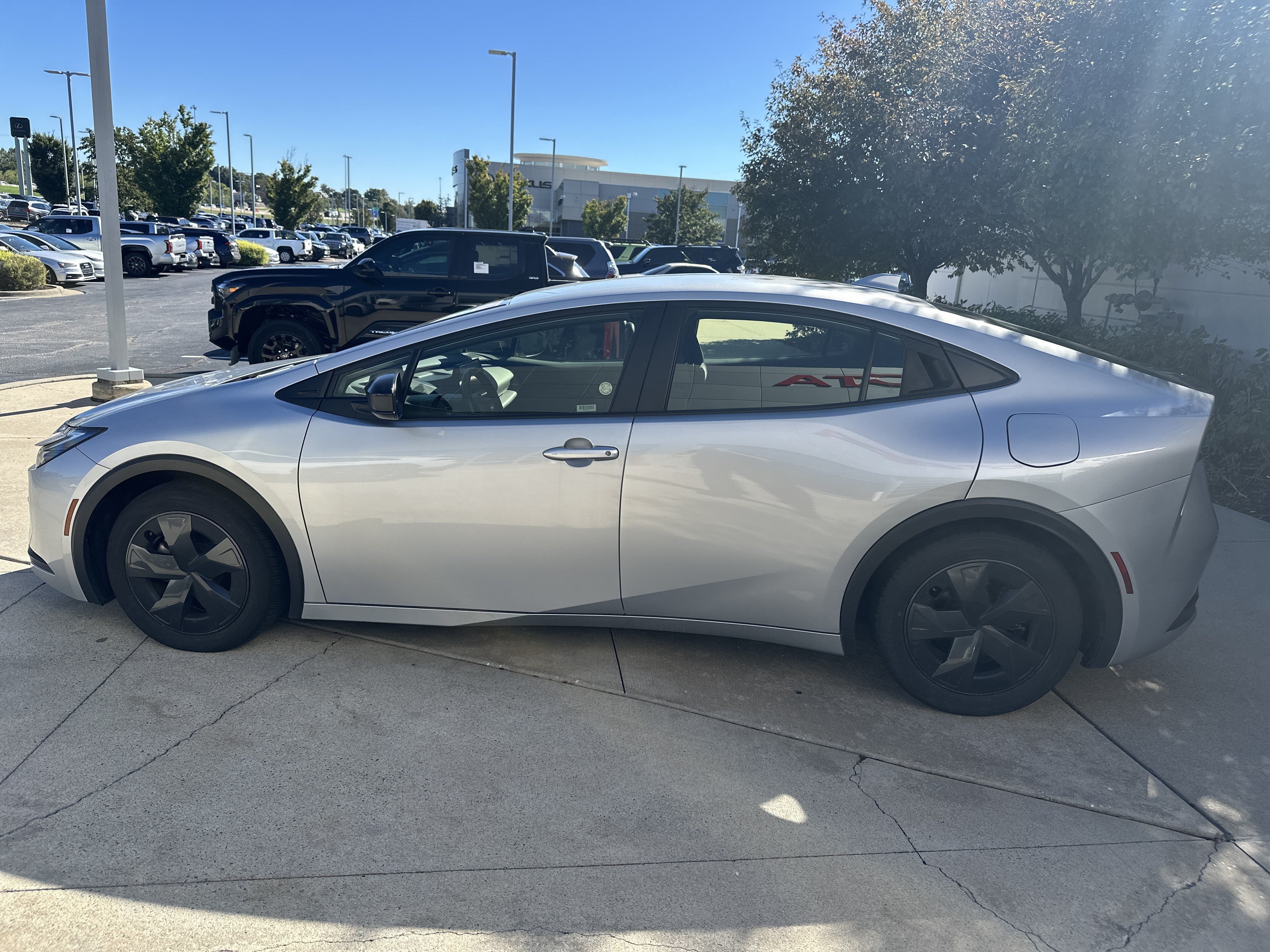 Used 2025 Toyota Prius LE FWD image 9
