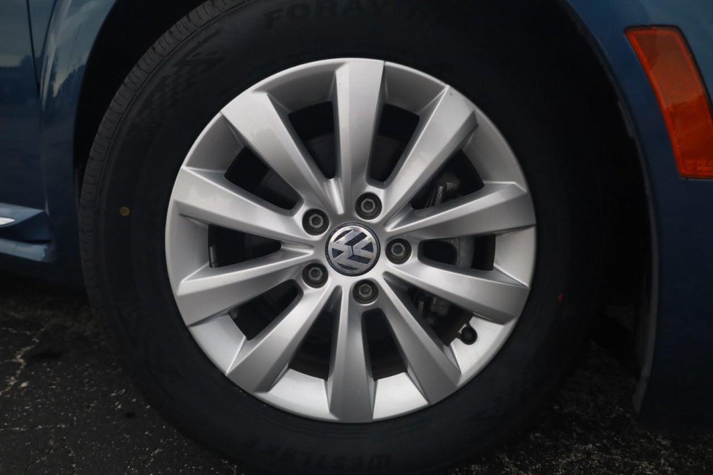 Used 2019 Volkswagen Beetle 2.0T S FWD image 2
