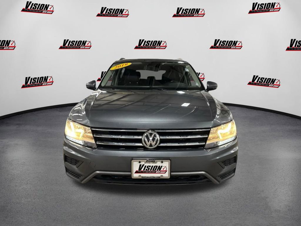 Used 2019 Volkswagen Tiguan SE w/ Panoramic Sunroof Package image 2