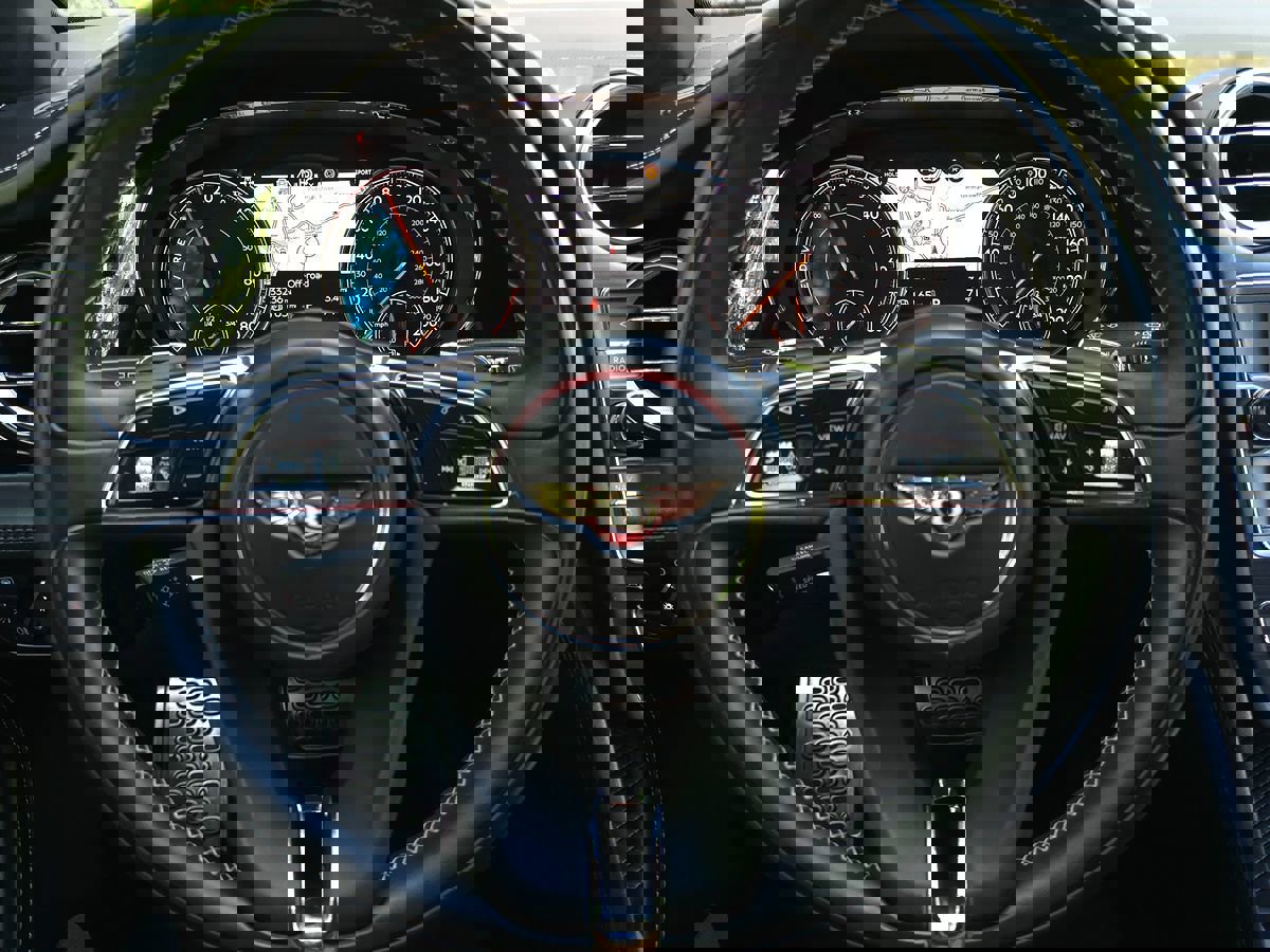 Used 2020 Bentley Bentayga Plug-In Hybrid image 37