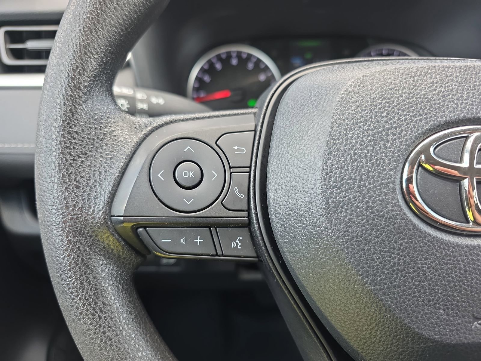 Used 2022 Toyota RAV4 XLE w/ Convenience Package FWD image 17