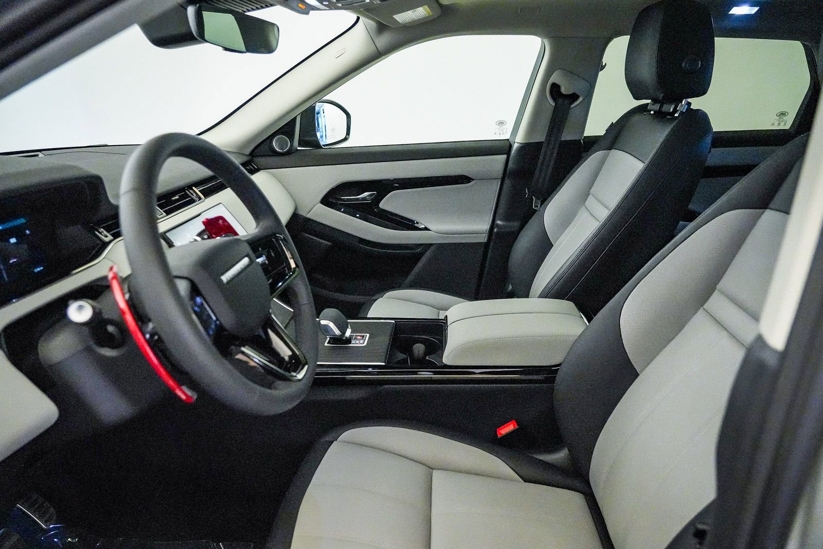 Used 2024 Land Rover Range Rover Evoque Dynamic SE AWD/4WD image 18