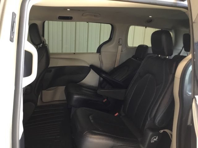 Used 2021 Chrysler Pacifica Touring-L FWD image 35