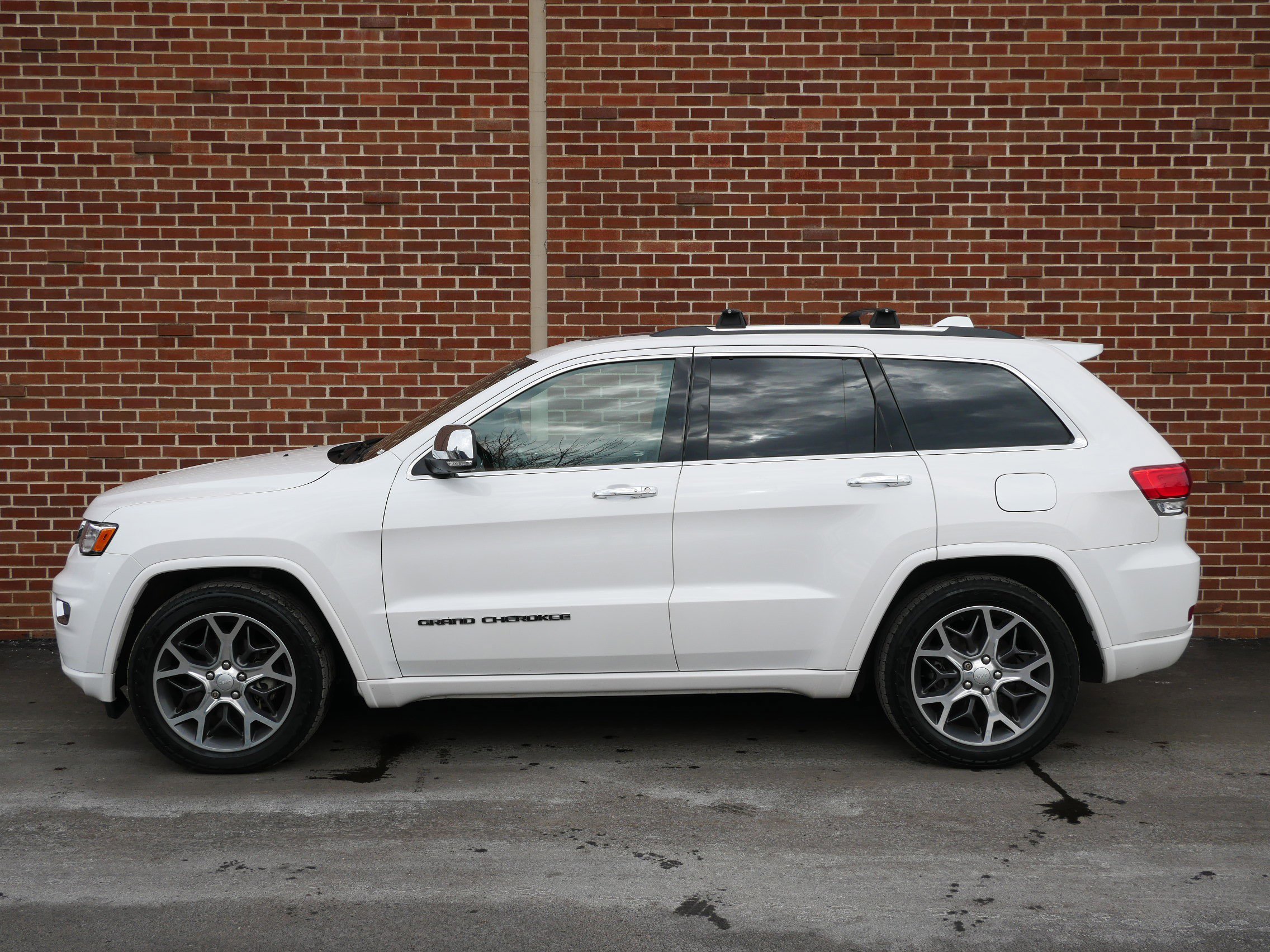 Used 2020 Jeep Grand Cherokee Overland image 2