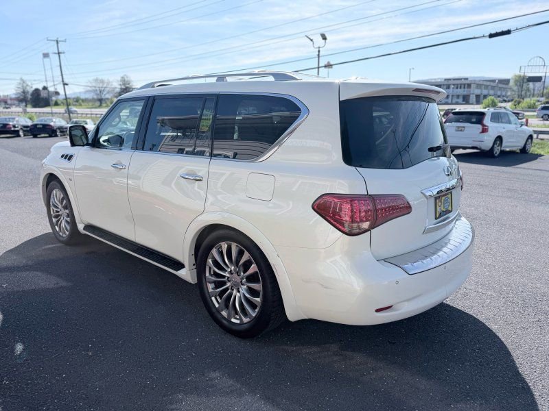 Used 2016 INFINITI QX80 4WD w/ Deluxe Technology Package image 3