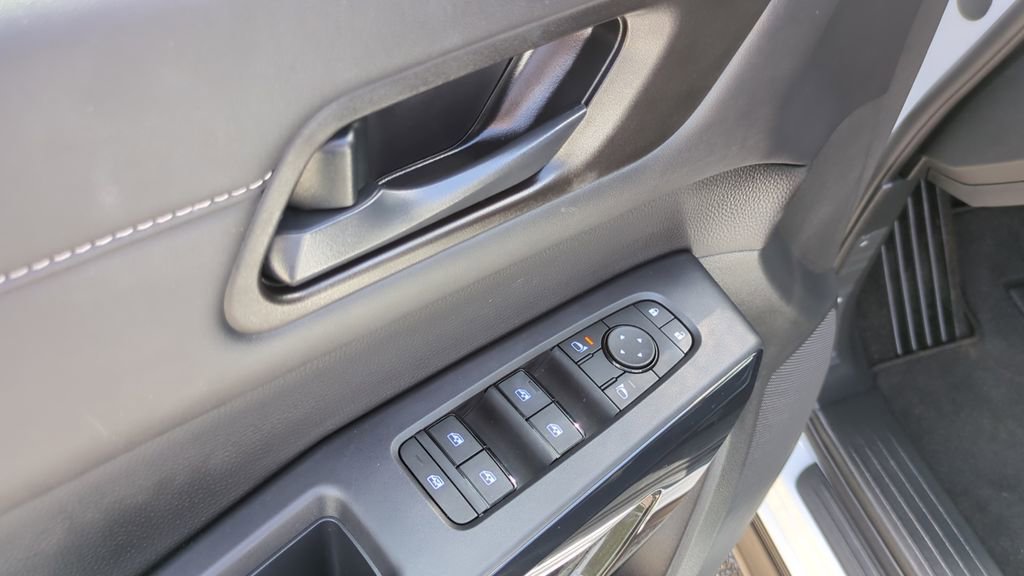 Used 2025 Nissan Pathfinder SV w/ SV Premium Package FWD image 13