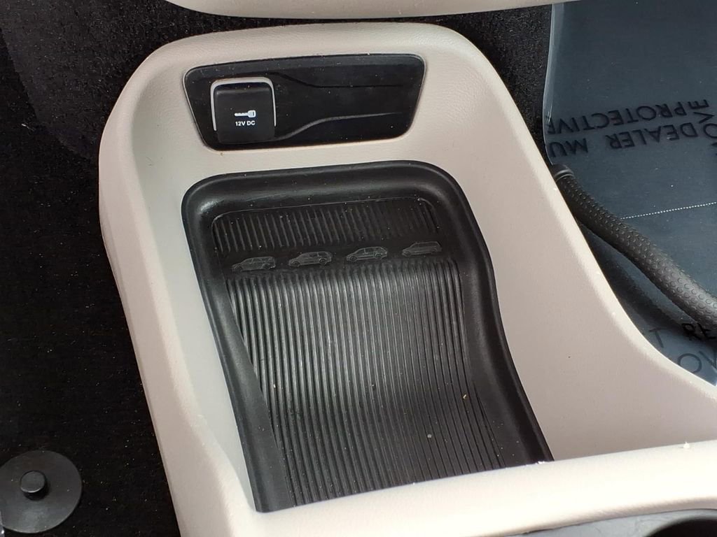 Used 2023 Chrysler Voyager LX image 17