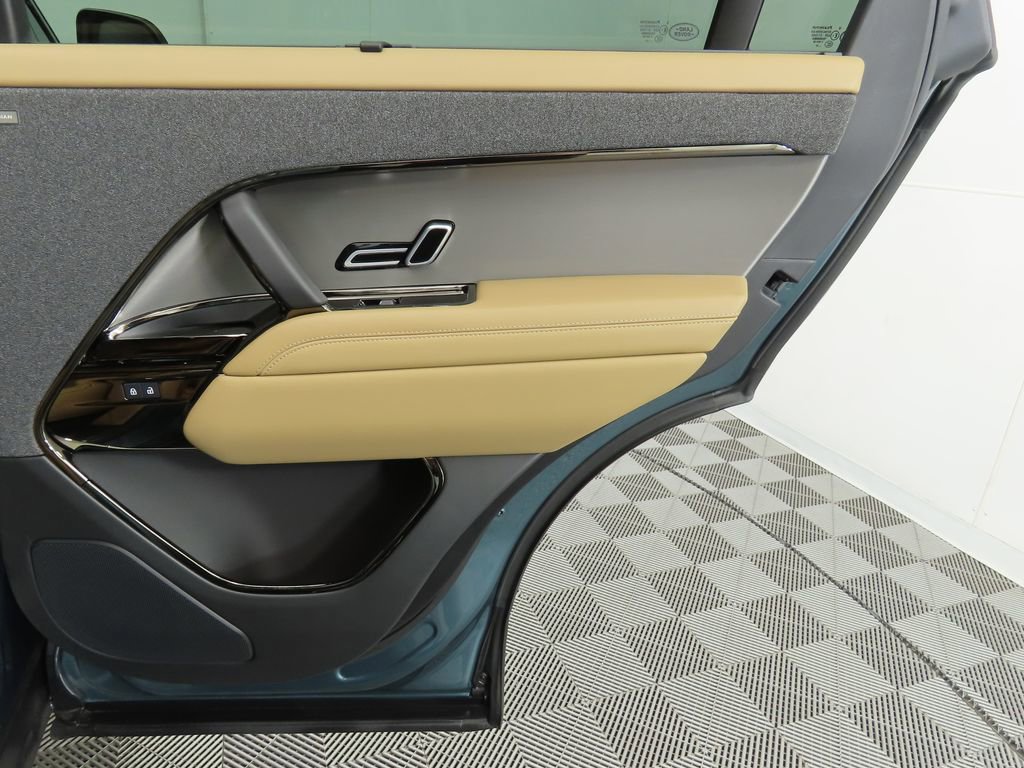 Used 2025 Land Rover Range Rover Sport SE image 24