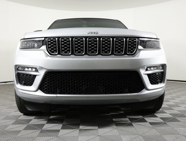 Used 2023 Jeep Grand Cherokee Summit w/ Luxury Tech Group V image 2