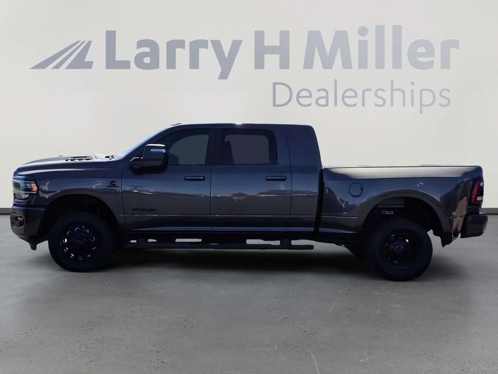 Used 2024 RAM 3500 Laramie w/ Night Edition AWD/4WD image 3